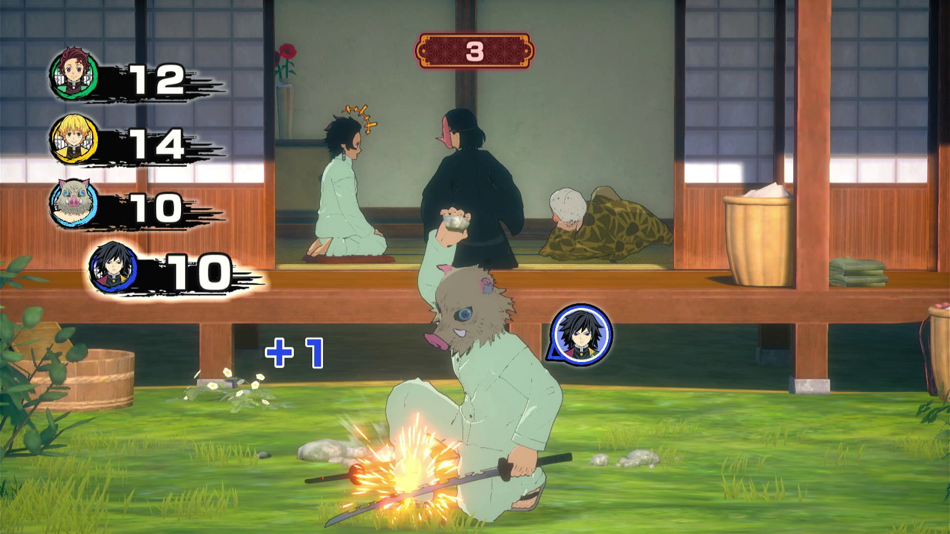 Scena del gioco Demon Slayer. Inosuke combatte, altri giocatori guardano. Il tabellone mostra i punteggi. Casa di legno sullo sfondo.