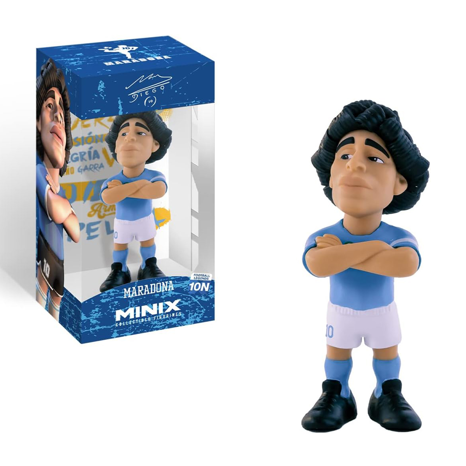 Una statuina di Maradona, in divisa blu e bianca, con le braccia conserte, con una scatola che mostra la sua immagine.