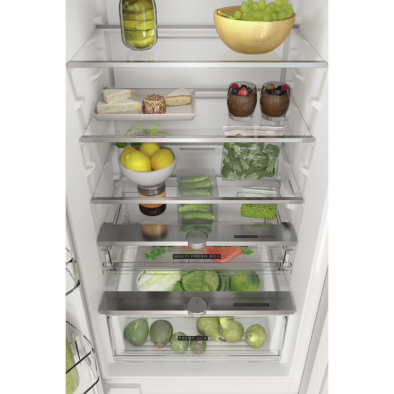 Interno di un frigorifero con alimenti sugli scaffali.