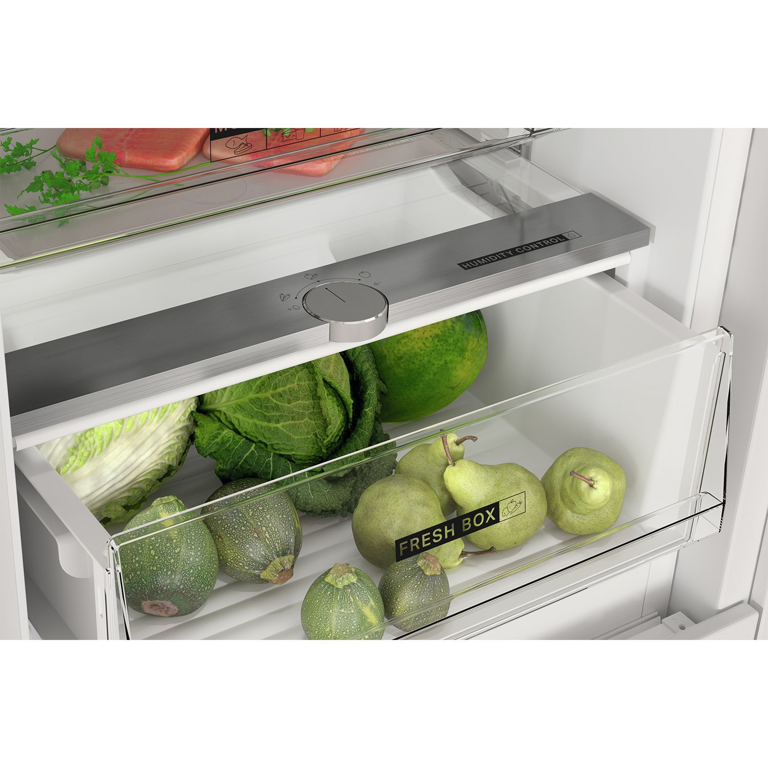 Cassetto del frigorifero con prodotti freschi: cavolo, zucchine, pere e prezzemolo.