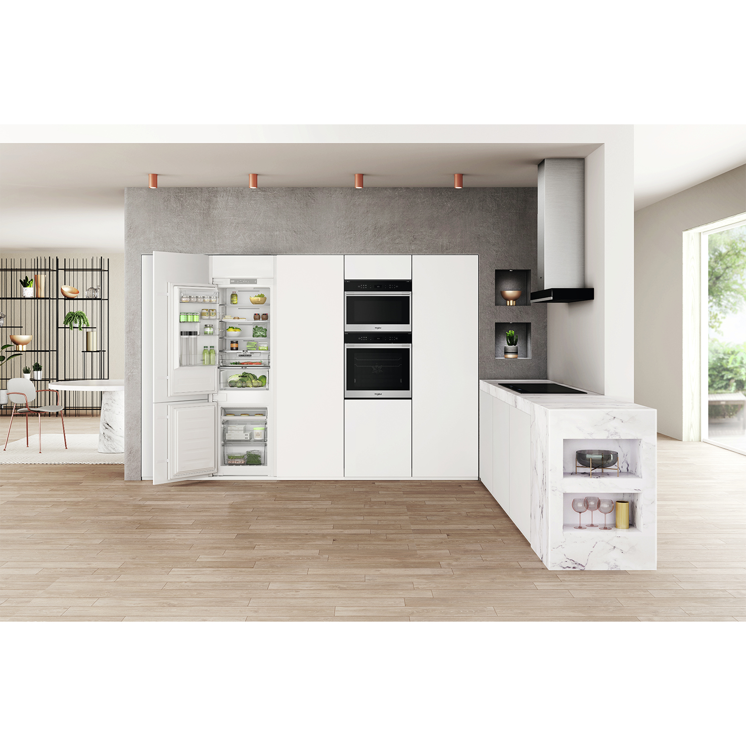 Cucina bianca moderna con elettrodomestici ad incasso. Porta del frigorifero aperta. Pavimento in legno.