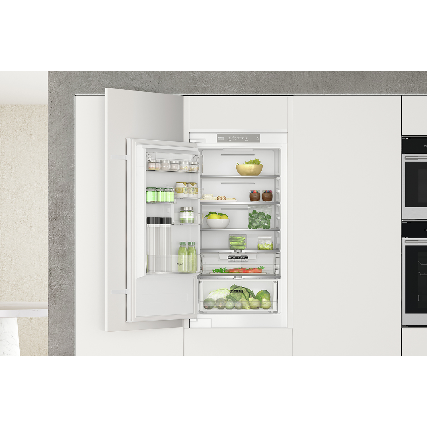 Frigorifero bianco moderno con porta aperta, che mostra cibo e ripiani all'interno.