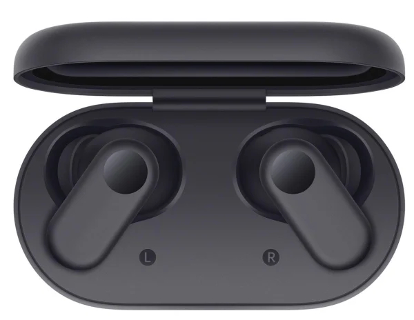 Czarny otwarty futerał ładujący słuchawki, ze słuchawkami w środku. Białe tło.