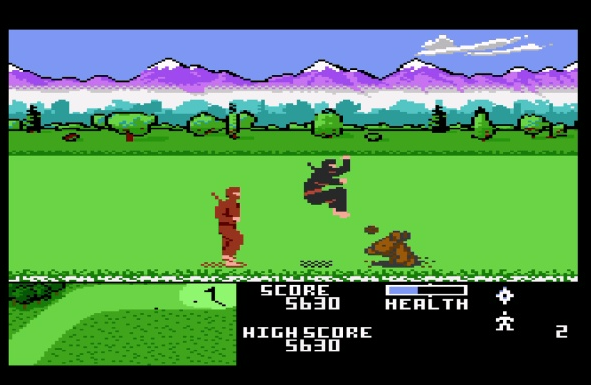 Verpixeltes Videospiel-Szene. Ein Ninja springt, um einen anderen Ninja in einem Feld anzugreifen, Hintergrund mit Bergen.