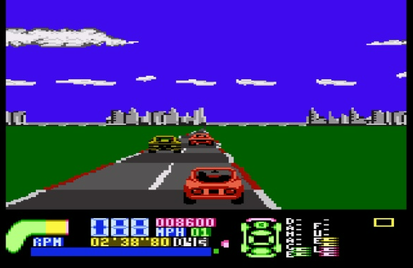 Retro-Arcade-Spielszene mit Autos, die auf einer Straße fahren, blauem Himmel und grünem Gras.