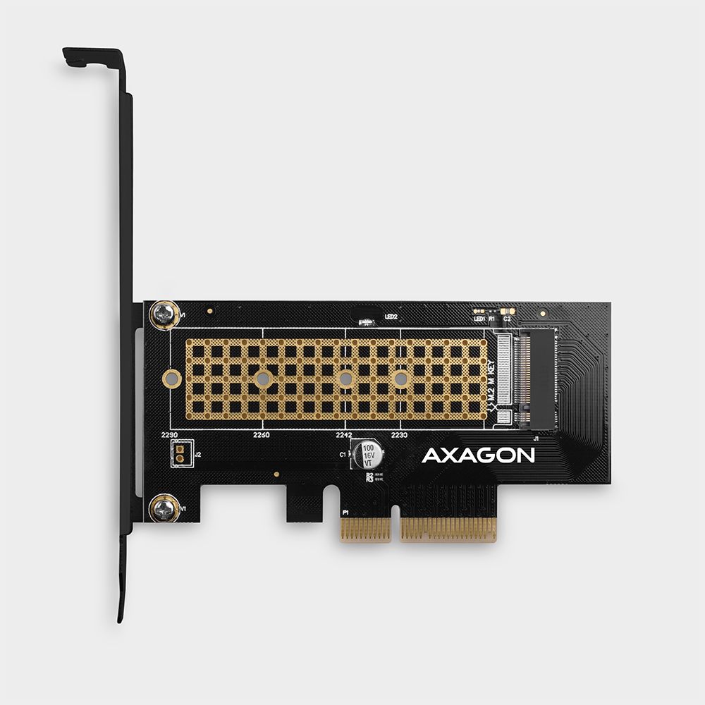 Egy fekete Axagon M.2 SSD adapter kártya, fém tartóval.