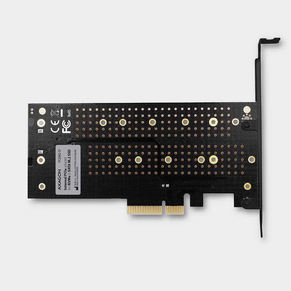 Fekete PCIE adapterkártya NVMe SATA M.2 SSD-hez, világosszürke háttérrel.