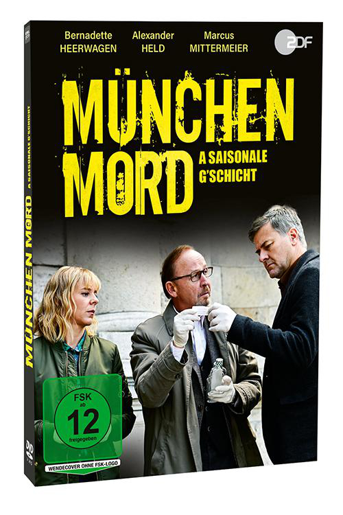 DVD-Hülle mit drei Personen, Text und einem grünen Aufkleber; schwarzer Hintergrund.