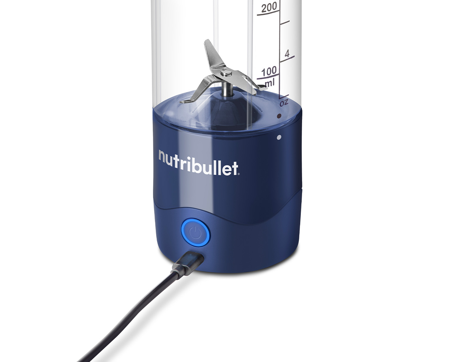 Una licuadora Nutribullet azul y blanca con cable de carga negro sobre blanco.