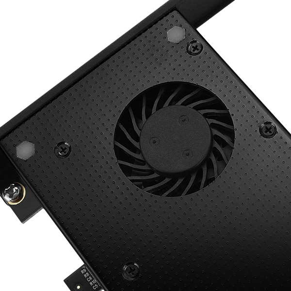 Fekete eszköz ventilátorral, csavarokkal és fekete felülettel, kör alakú lyukakkal.