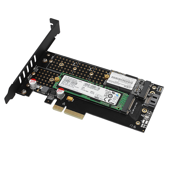 Fekete PCIE kártya két SSD-vel, csavarokkal és elektronikus alkatrészekkel. Fehér háttér.