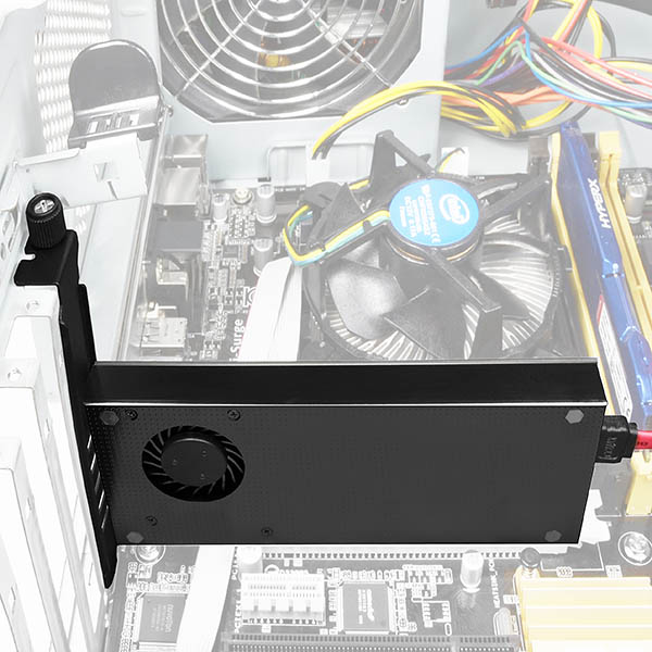 Egy fekete számítógép-alkatrész ventilátorral és tartóval egy PC-házba van beszerelve.