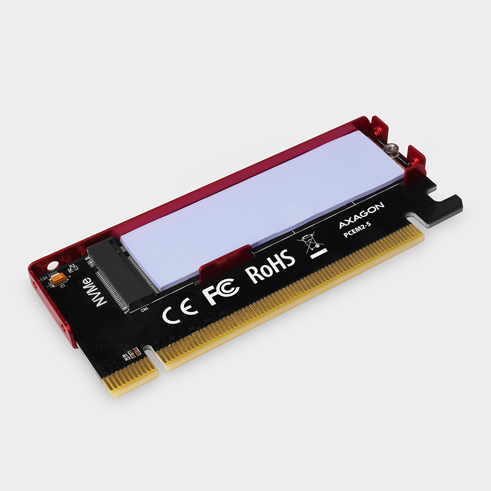 Egy fekete-piros M.2 SSD adapterkártya. Tartalmazza az Axagon logót és fehér párnázást.