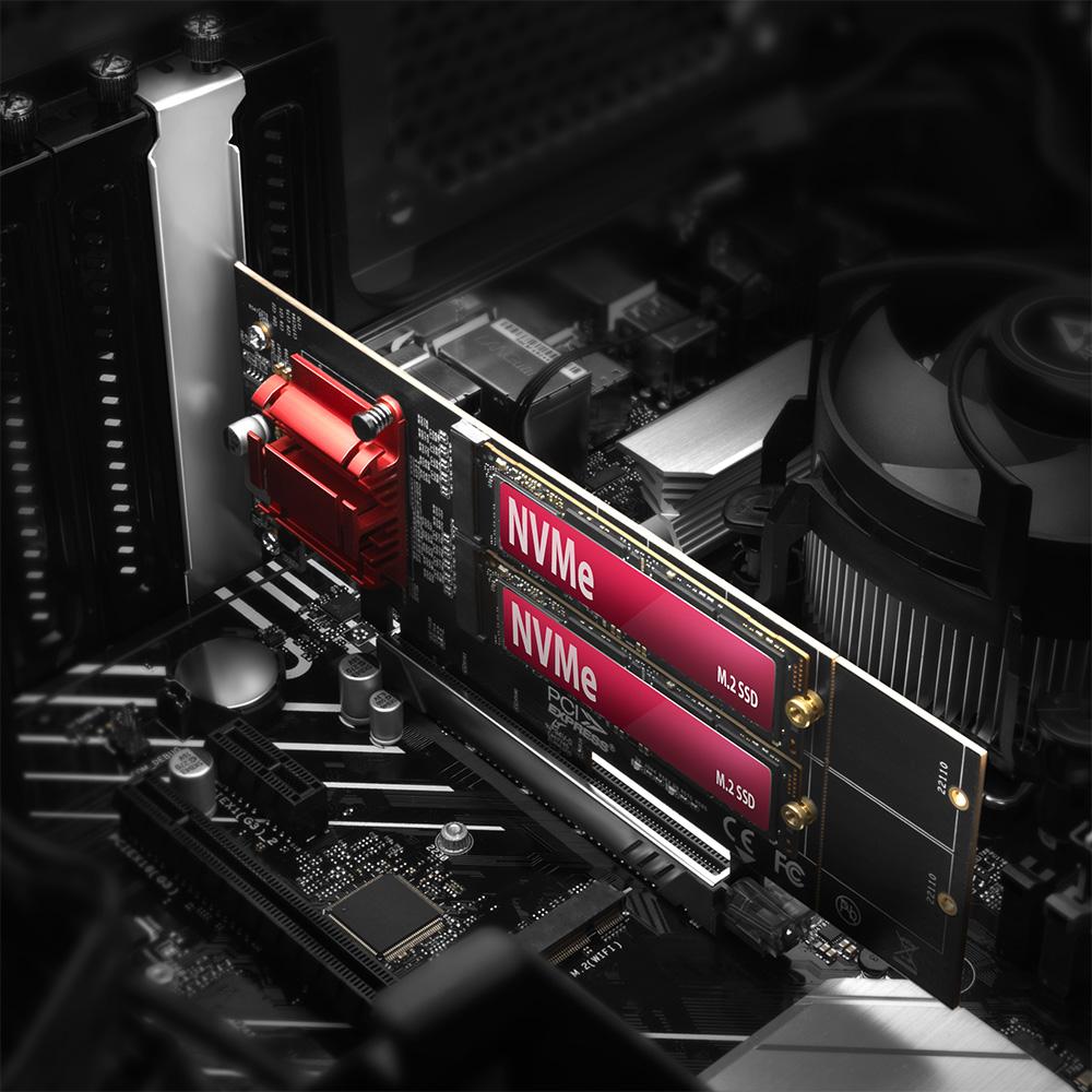 Számítógép alkatrészek: NVMe SSD-k telepítve az alaplapba, piros hűtőbordával.