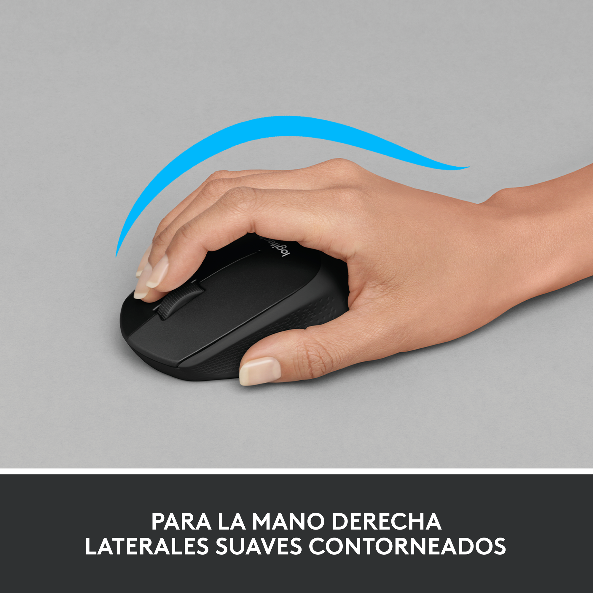 La mano de una persona sobre un ratón de ordenador negro. La mano descansa sobre el ratón.