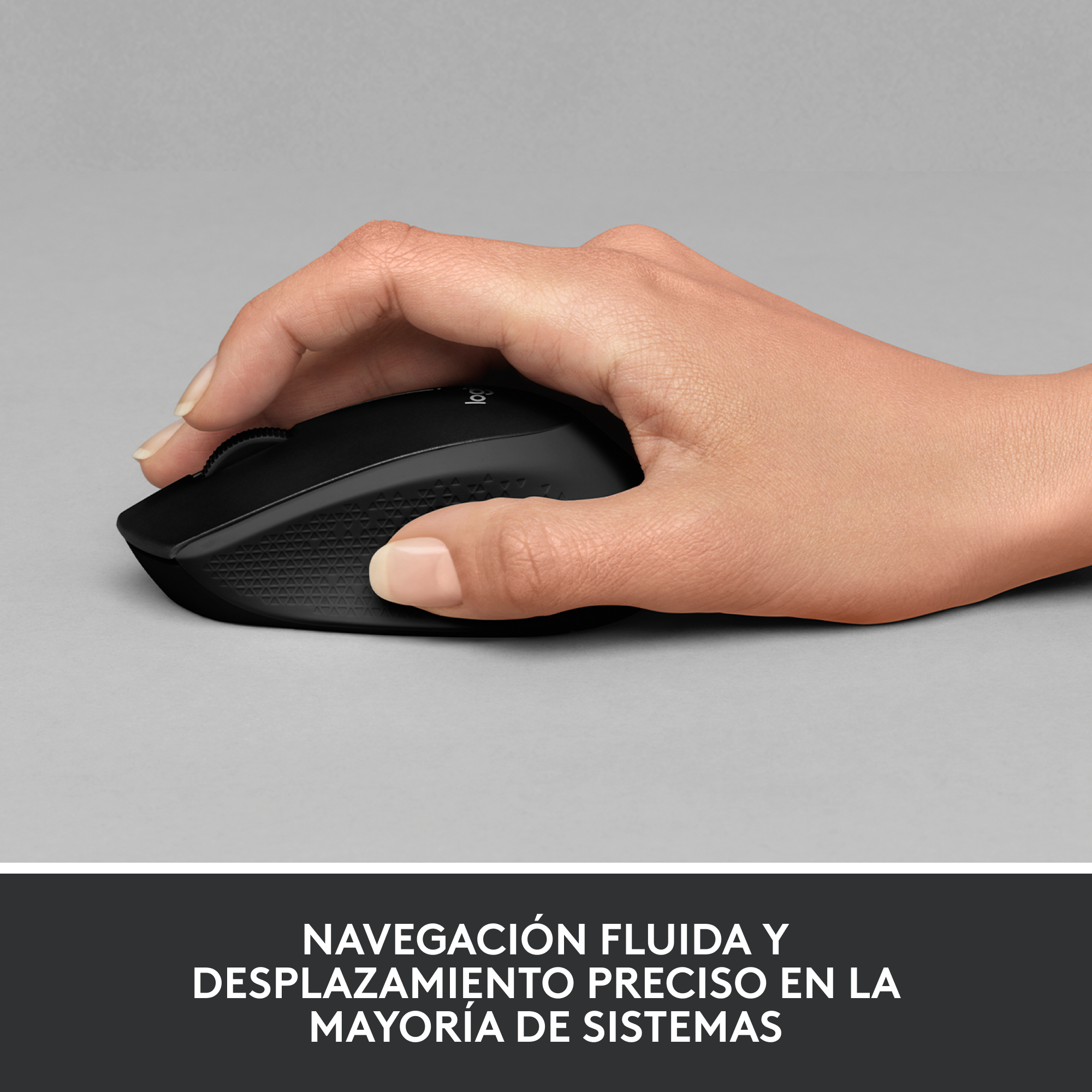 Una mano descansa sobre un ratón de ordenador negro. El fondo es una superficie gris claro.