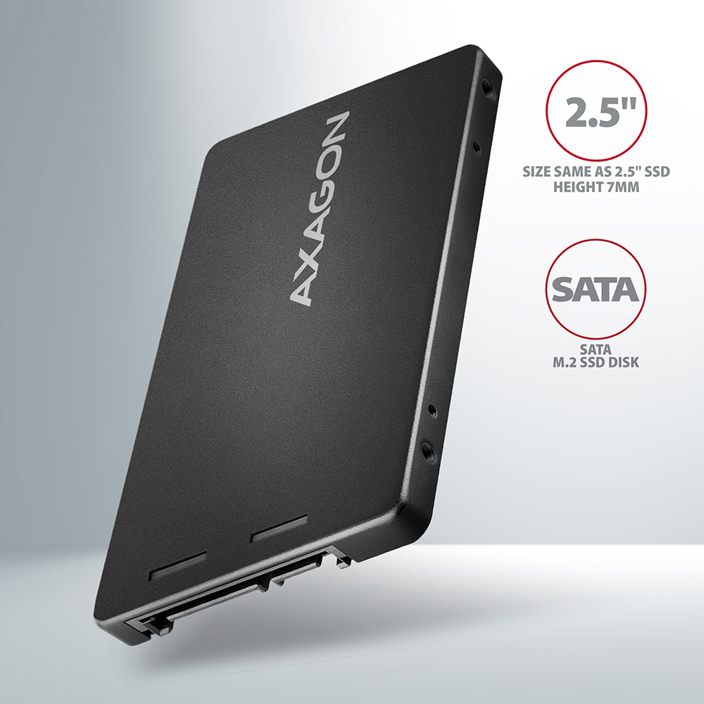 Fekete Axagon 2,5" SSD gradiens háttér előtt. A szöveg a méretet és a SATA típust jelzi.