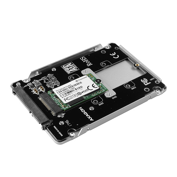 Egy SATA csatlakozóval és egy M.2 SSD-vel rendelkező eszköz. Ezüst és fekete, címkékkel.