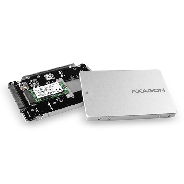 Axagon M.2 SSD adapter ezüst borítással. Az adapter nyitott, a SSD be van szerelve.