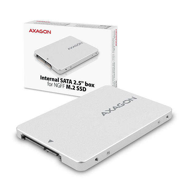 Ezüst AXAGON Internal SATA 2.5" doboz NGFF M.2 SSD-hez, fehér dobozzal a háttérben.
