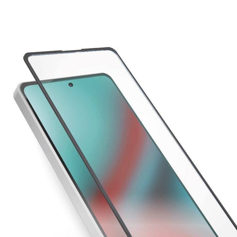 Smartphone mit angebrachtem Displayschutz, auf weißem Hintergrund, Winkelansicht.