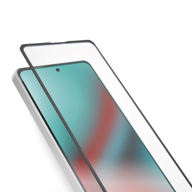 Displayschutzfolie, die auf einem Telefon angebracht wird. Weißes Telefon, klarer Schutz, weißer Hintergrund.