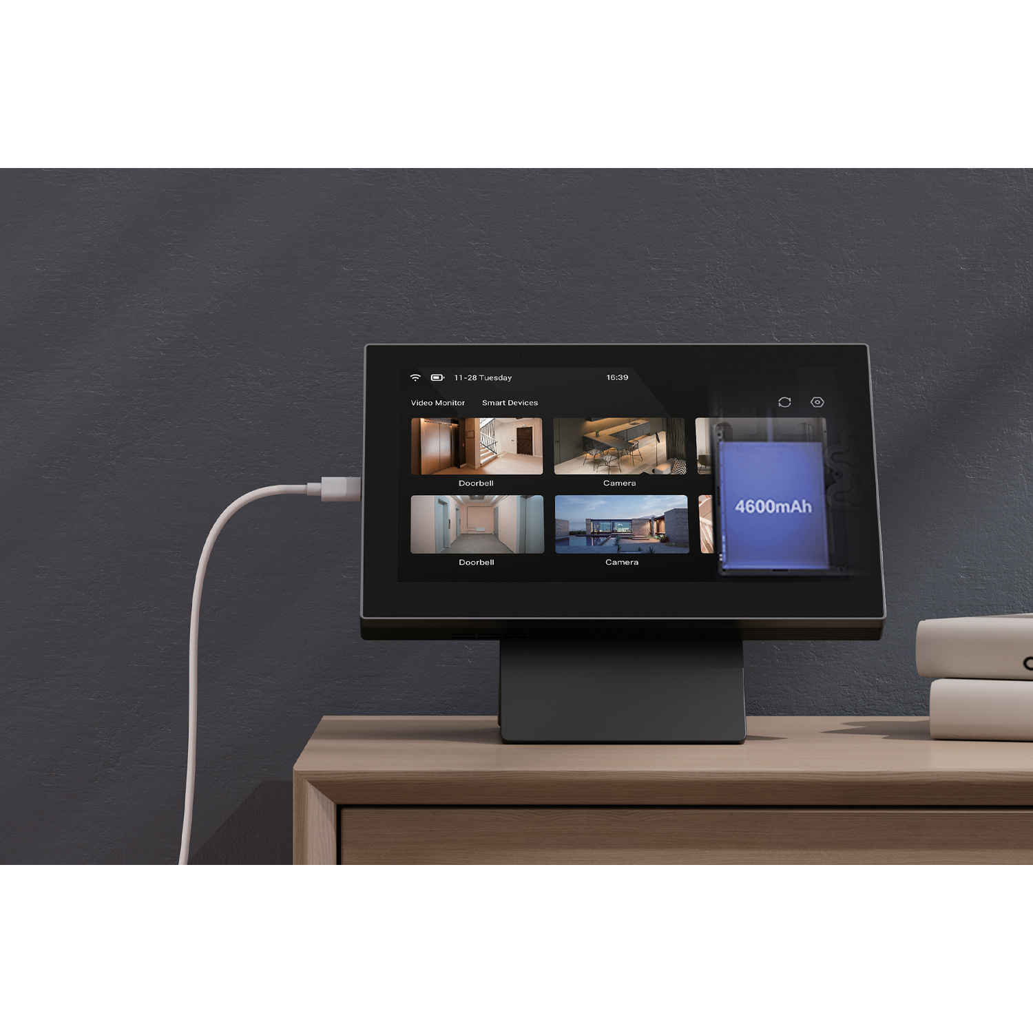 Dispositivo per la casa intelligente. Lo schermo mostra più viste della telecamera, un campanello e informazioni sulla batteria.