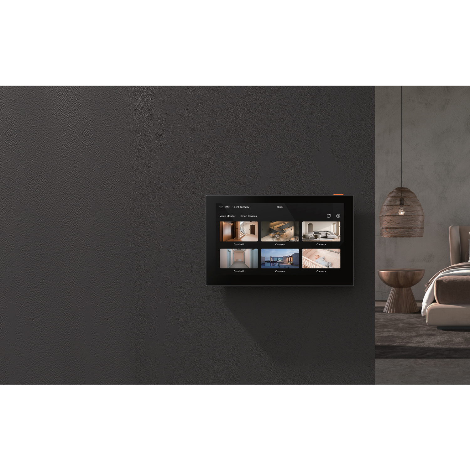 Dispositivo per la casa intelligente a parete. Lo schermo mostra più viste della telecamera, un campanello.