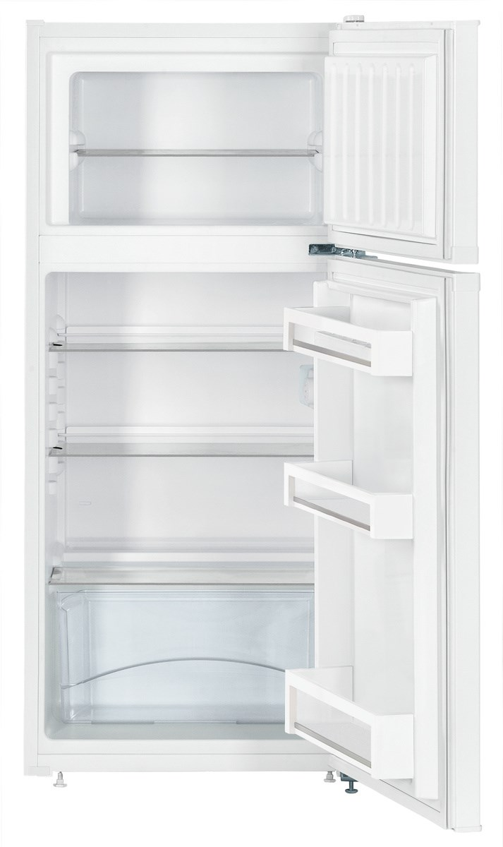 Weißer Kühlschrank, Tür offen, zeigt Regale und Innenraum.