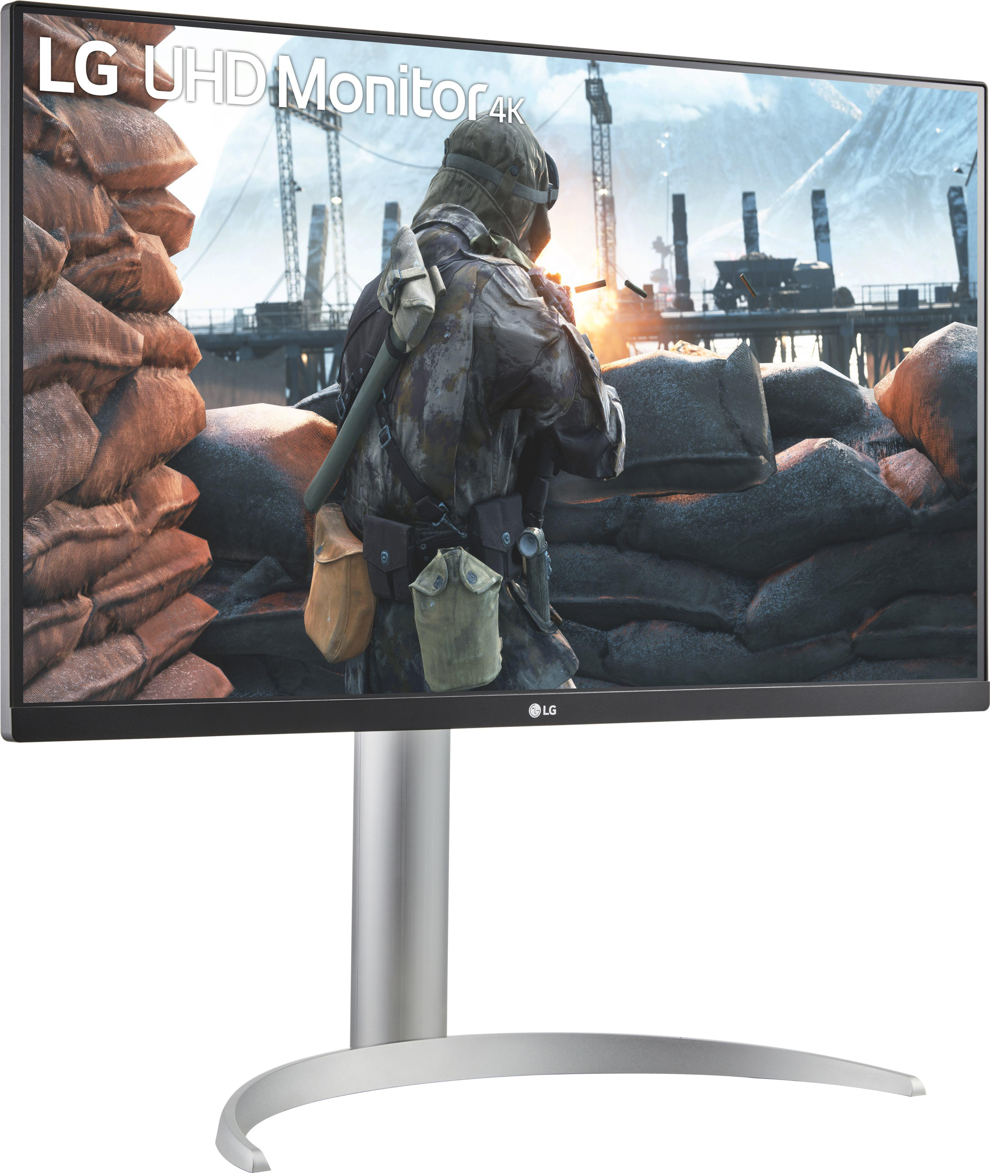 LG UHD 4K Monitor zeigt eine Videospielszene. Ein silberner Ständer stützt den Bildschirm.