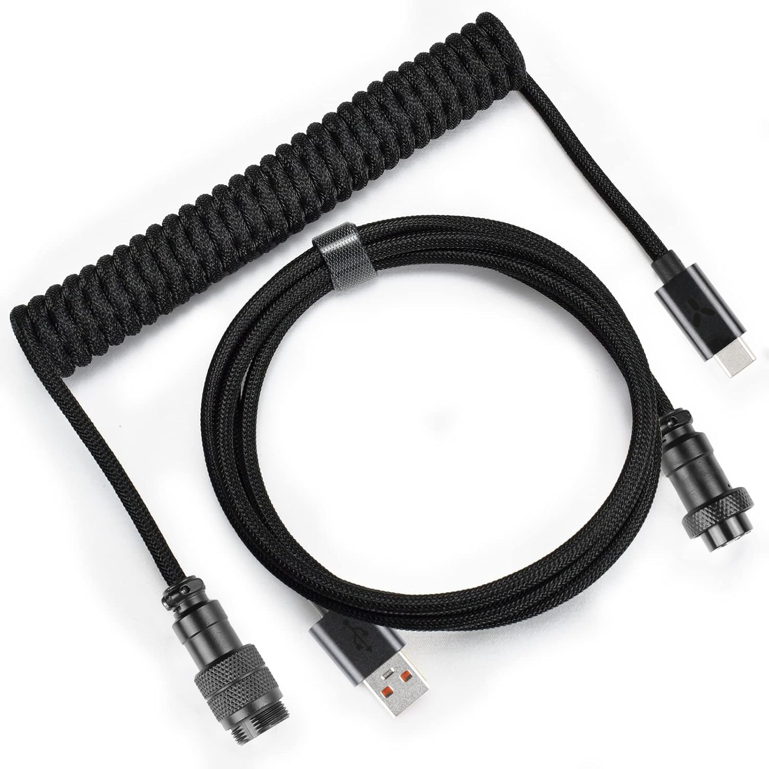 Ein schwarzes, gewendeltes USB-Kabel mit mehreren Anschlüssen auf weißem Hintergrund.