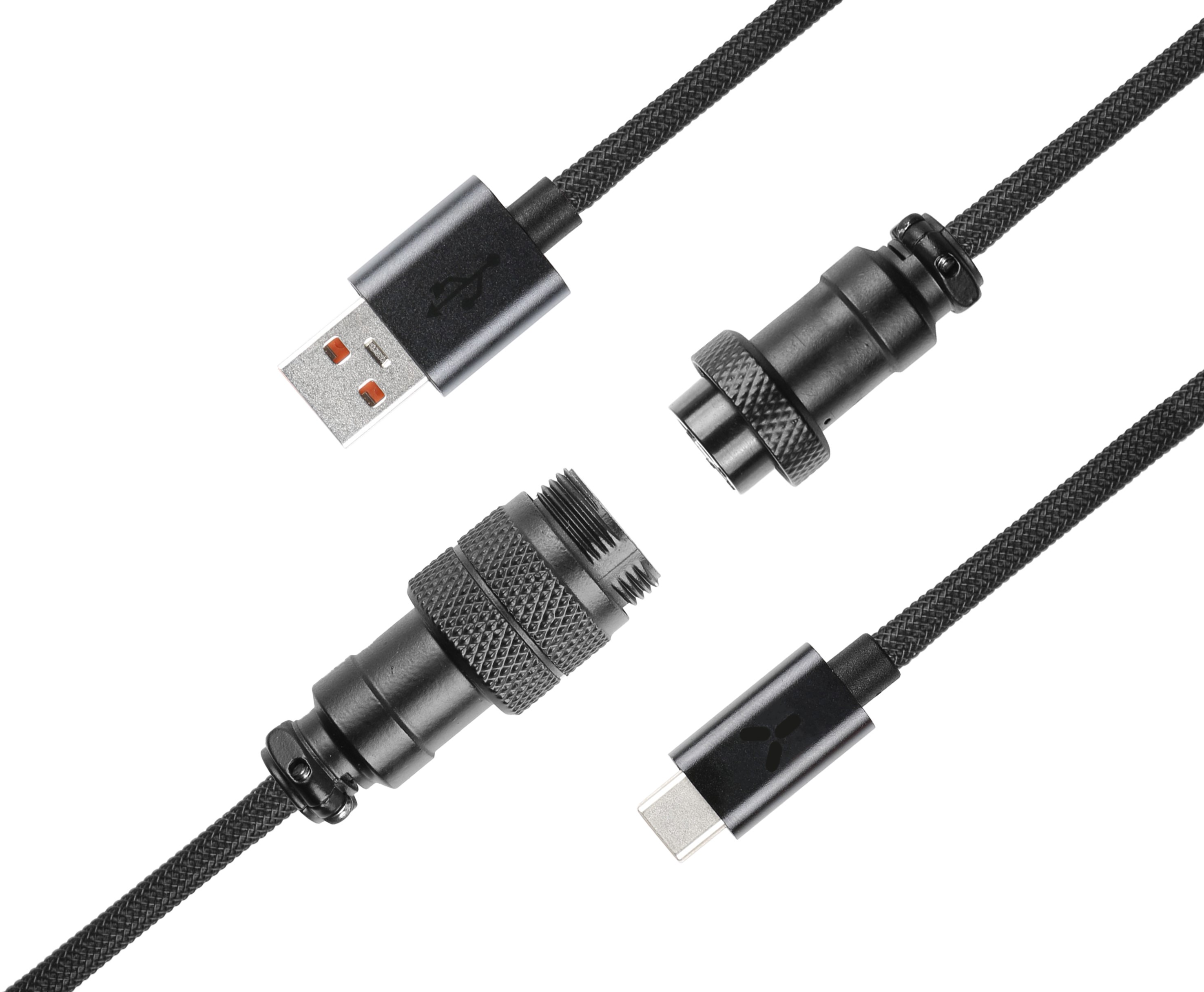 Schwarze USB- und Typ-C-Kabel mit Metallsteckern, angeordnet auf weißem Hintergrund.