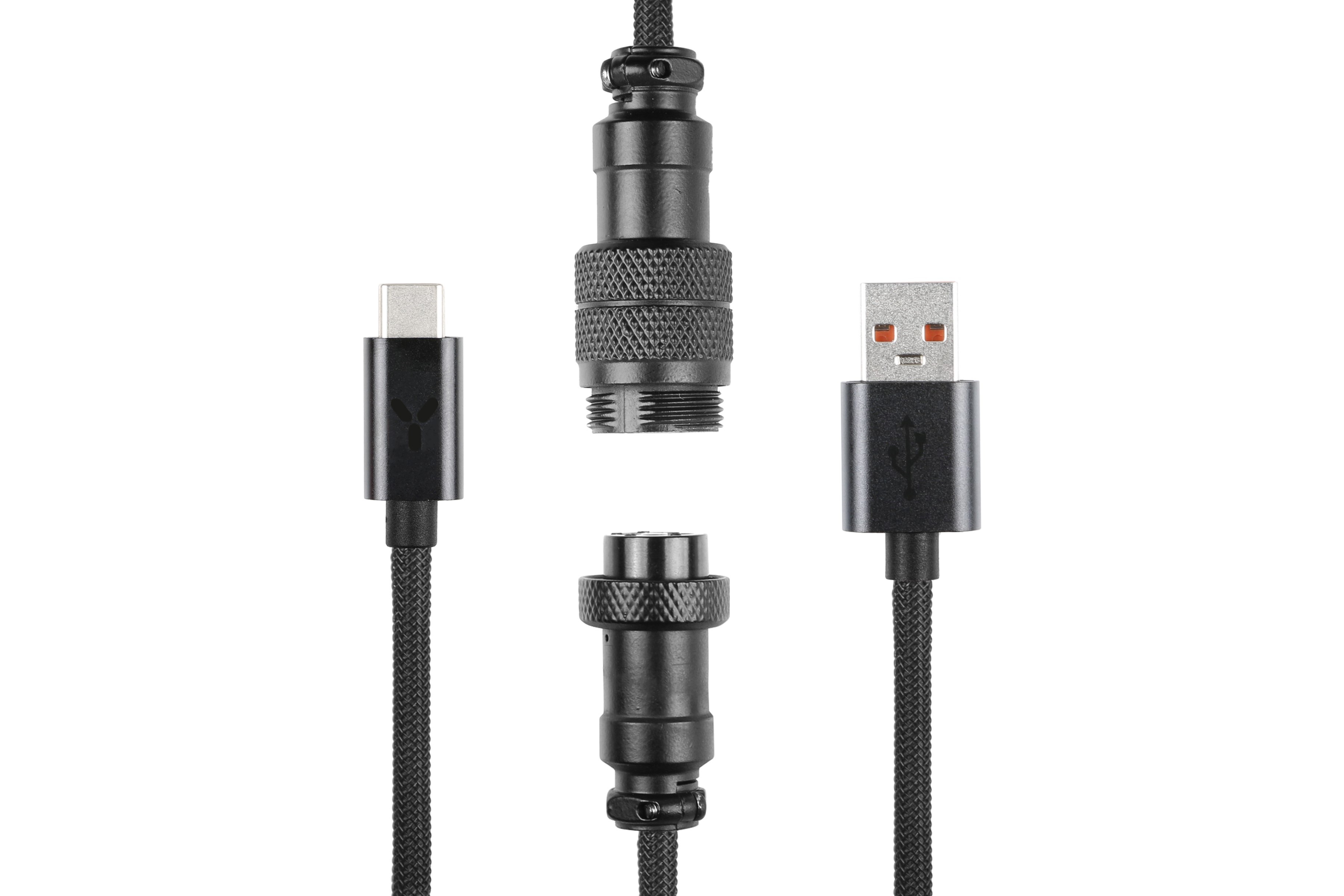 Vier schwarze Kabel mit Steckern, einschließlich USB-C und USB, vor weißem Hintergrund.