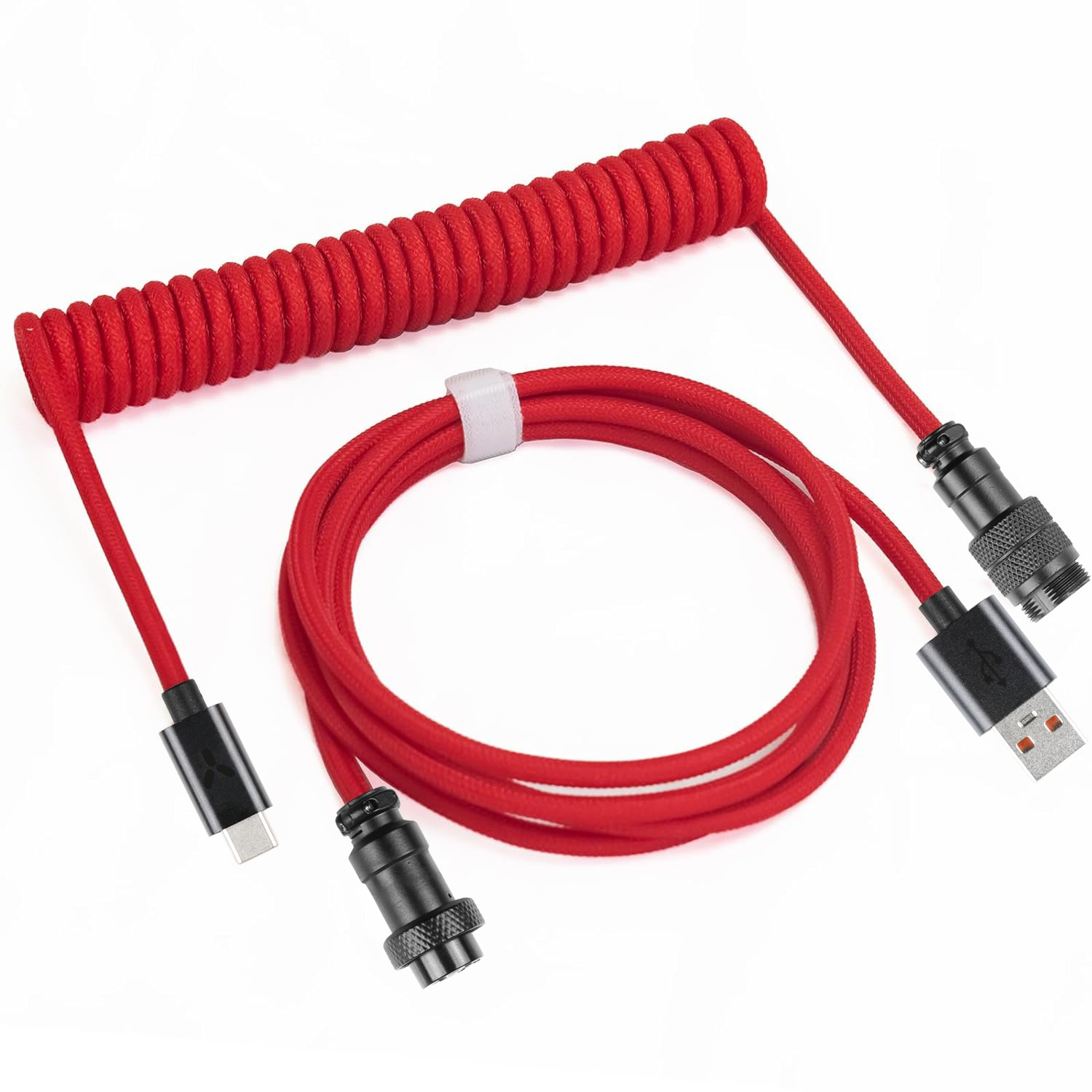 Rotes Spiralkabel mit USB- und USB-C-Anschlüssen. Weißer Hintergrund.