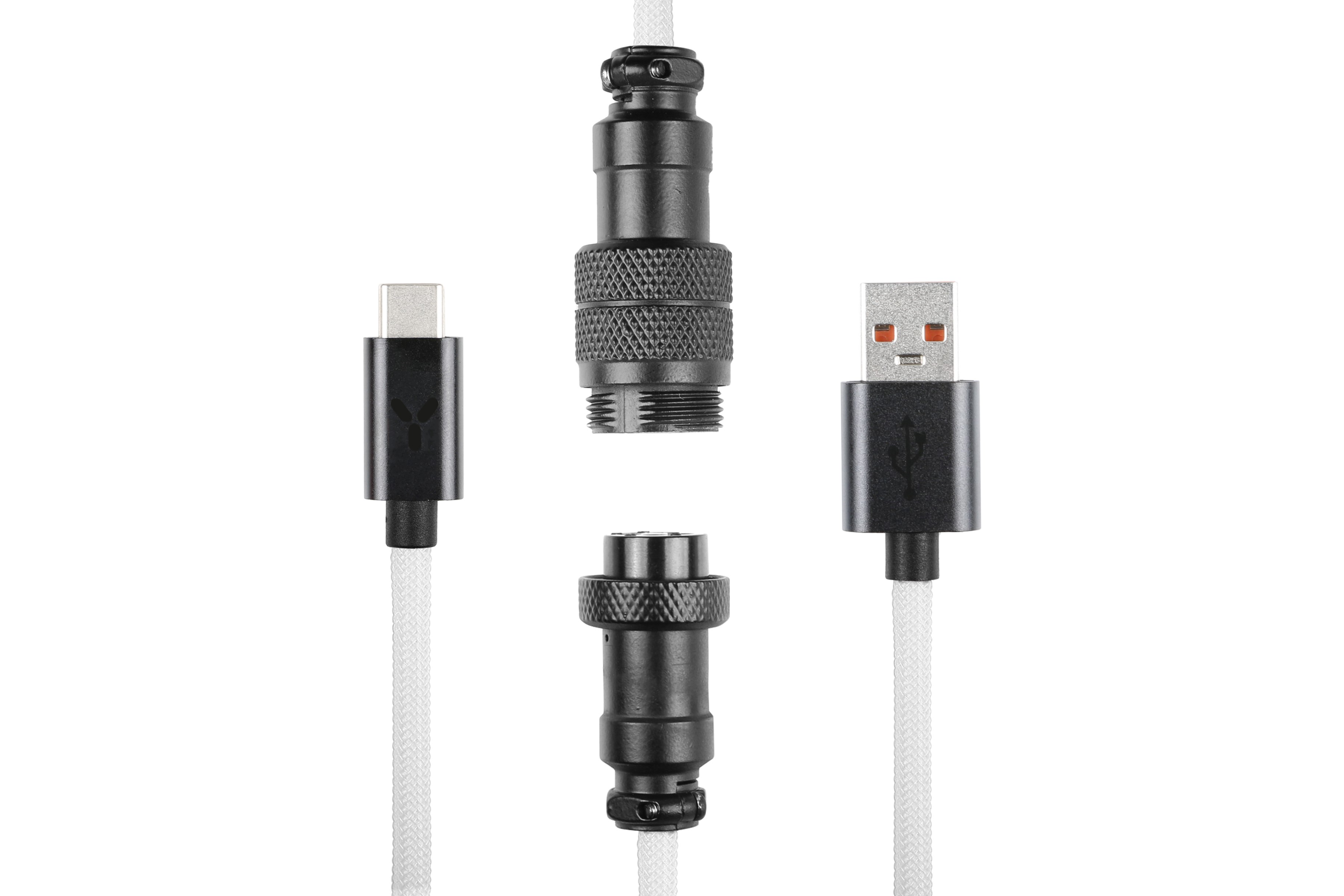 Vier schwarze und weiße Stecker und Kabel auf weißem Hintergrund. Ein USB- und ein USB-C-Stecker.
