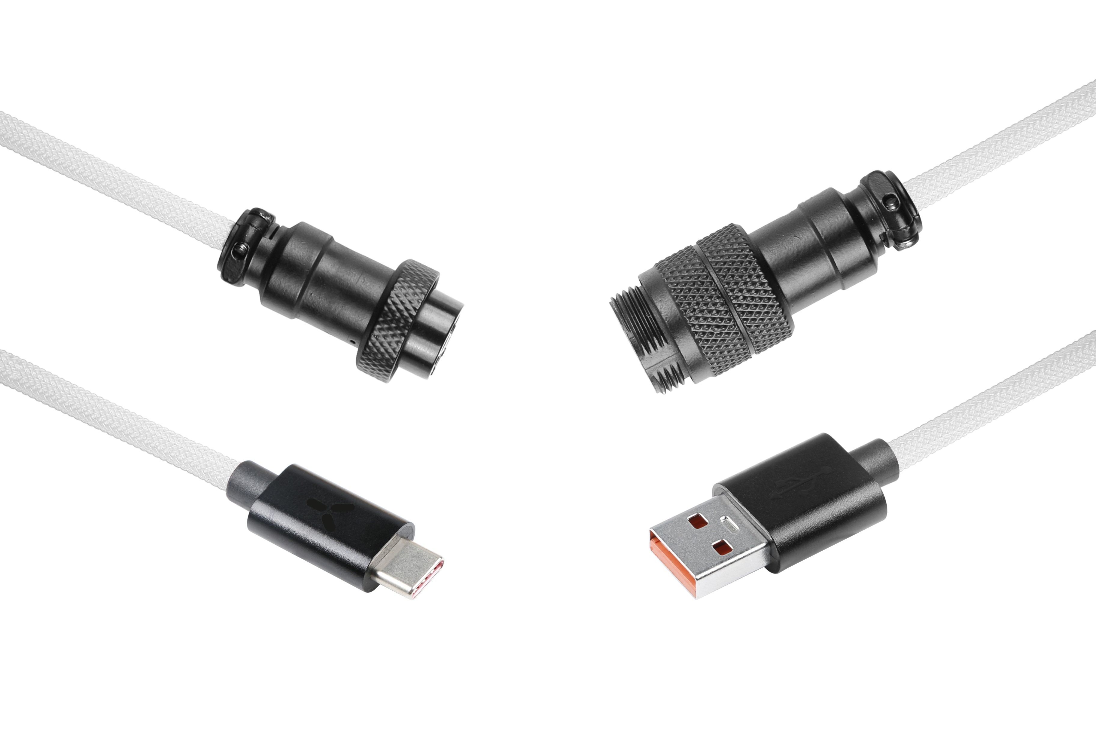 Nahaufnahme von Kabeln mit Anschlüssen: USB-C, USB und zwei Spezialanschlüssen.