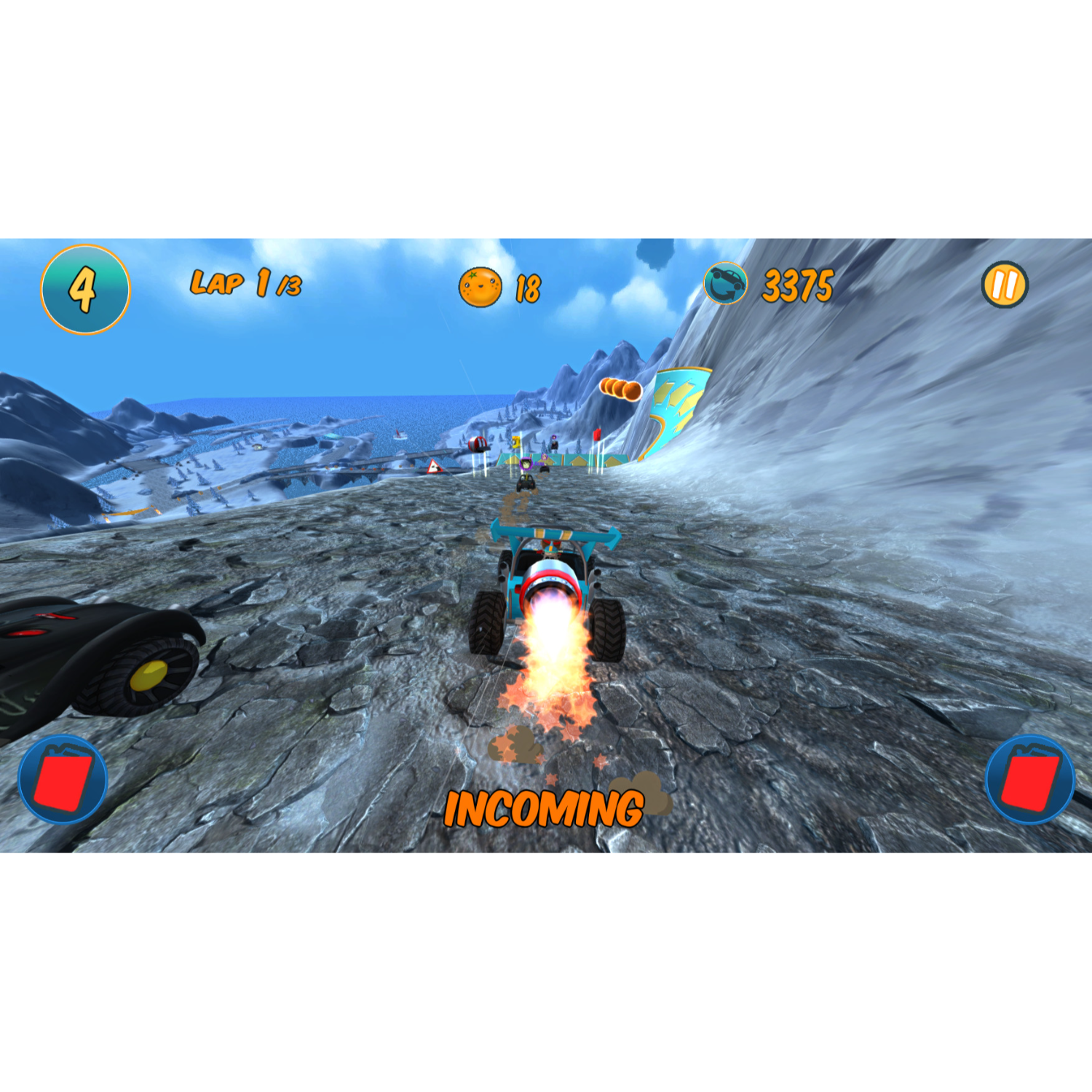 Racesscherm, auto op een rotsachtig pad, toont aankomst, score en ronden.