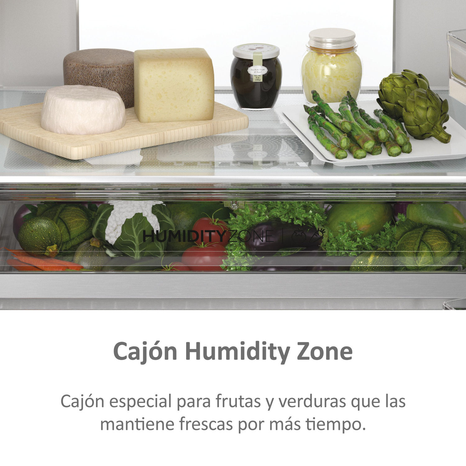 Primer plano del interior de un refrigerador con frutas, queso y verduras en un cajón de zona de humedad.
