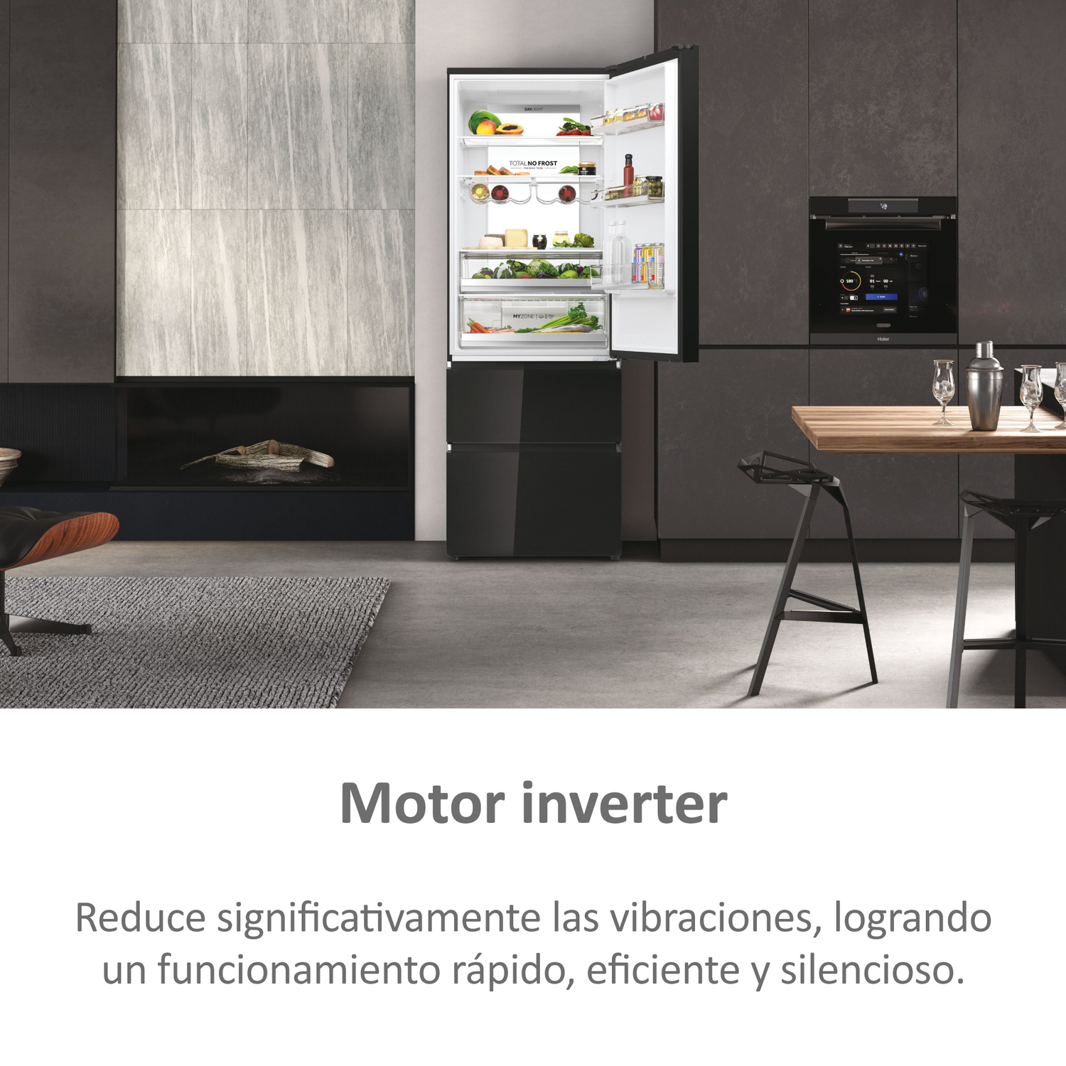 Un refrigerador Haier negro con las puertas abiertas, mostrando comida adentro, en una cocina moderna.