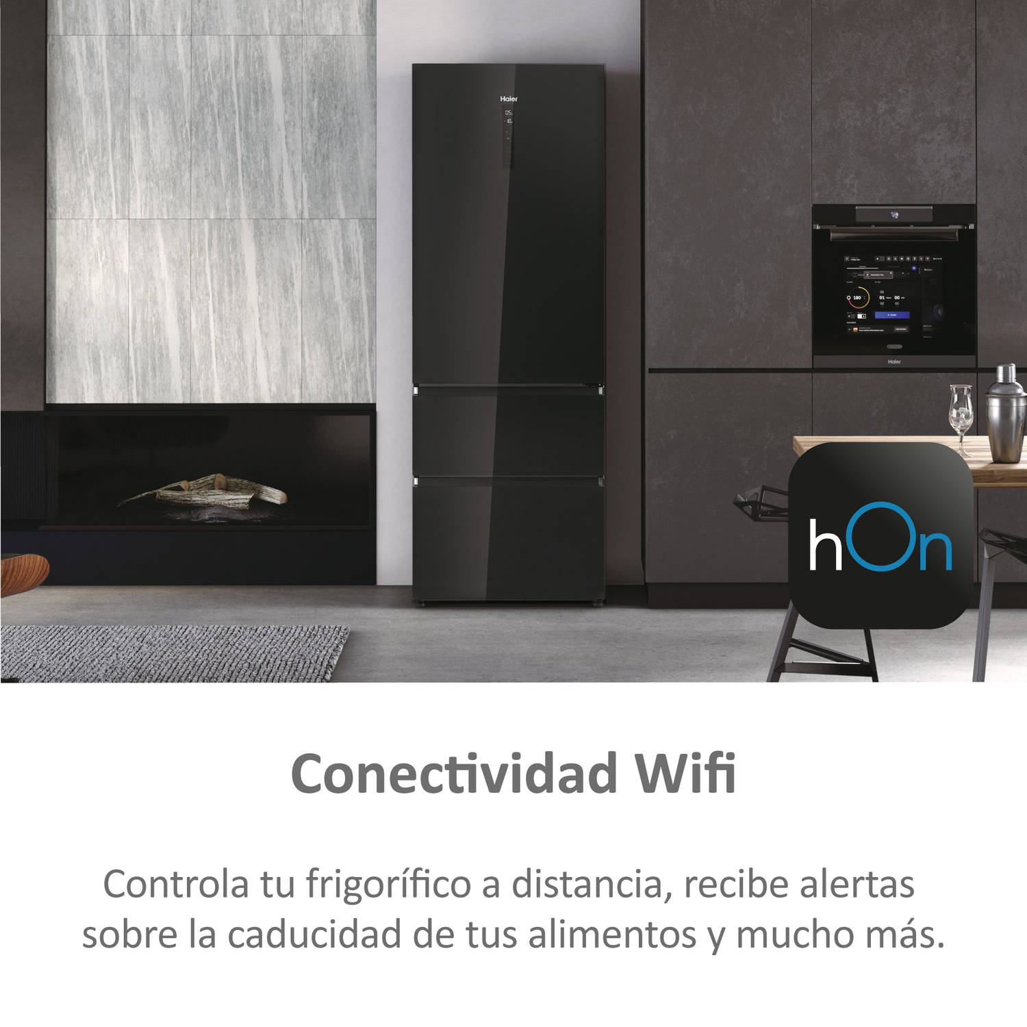 Un refrigerador negro en un entorno de cocina oscuro.