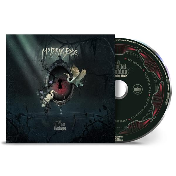CD borító gótikus stílusban, sötét jelenettel, fákkal és figurákkal. A CD jobbra van.