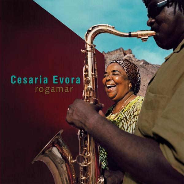 Album borító Cesaria Evorával, egy mosolygó nővel és egy szaxofonozó férfival.