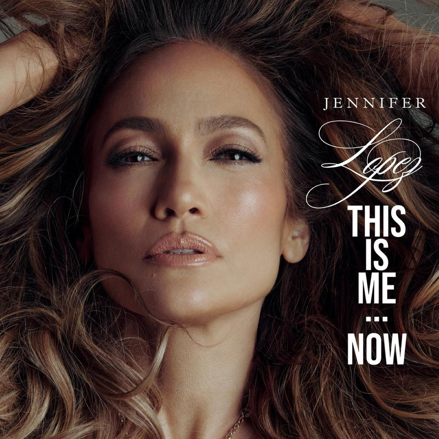 Jennifer Lopez közelképe, előre néz, 'This Is Me... Now' felirattal.