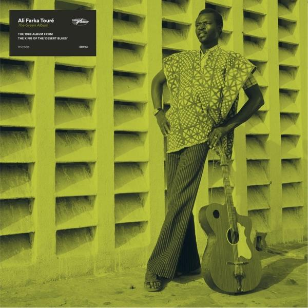Ali Farka Touré gitárt tart, fal előtt áll, album borító.