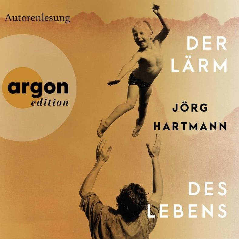 Ein Junge springt in die Luft, Hände eines Mannes greifen nach ihm.