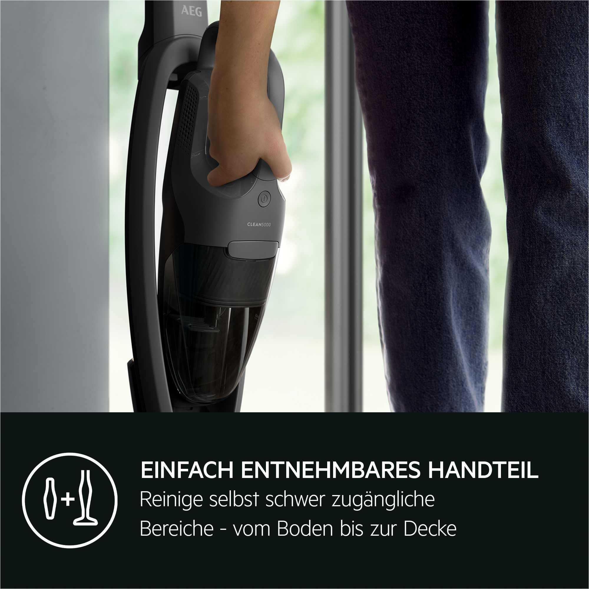 Person hält einen schwarzen AEG-Staubsauger. Text: Einfach entnehmbarer Handgriff.