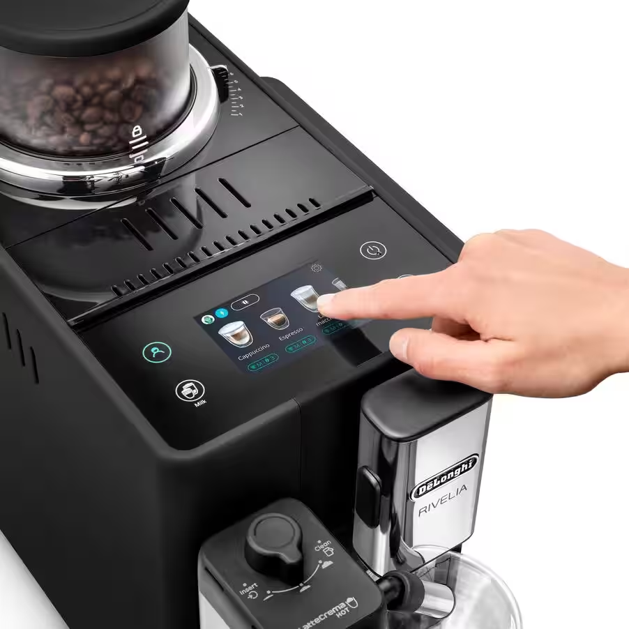 Der Finger einer Person berührt den Touchscreen einer Kaffeemaschine.