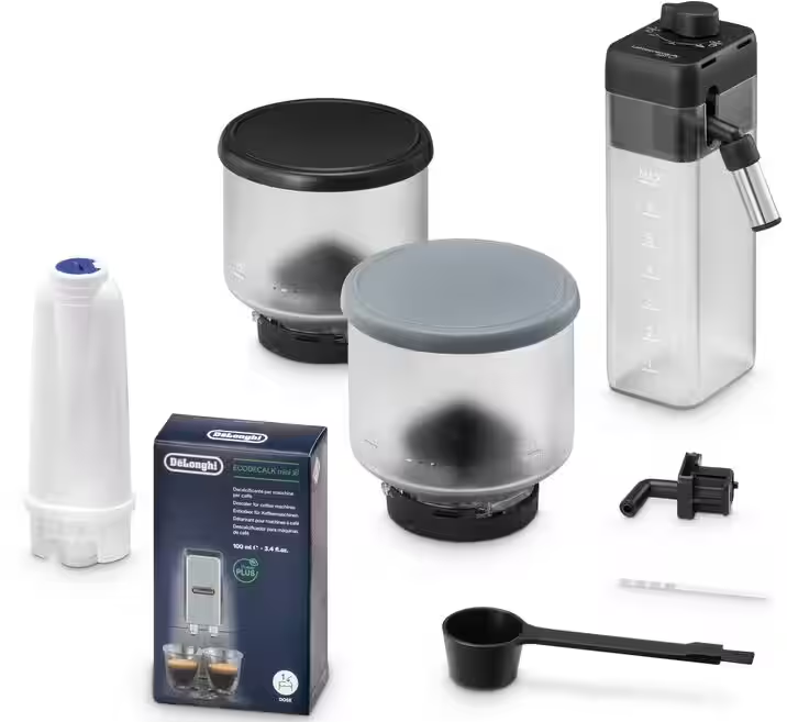 Kaffeemaschinenteile: Filter, Wassertanks und ein Messlöffel.