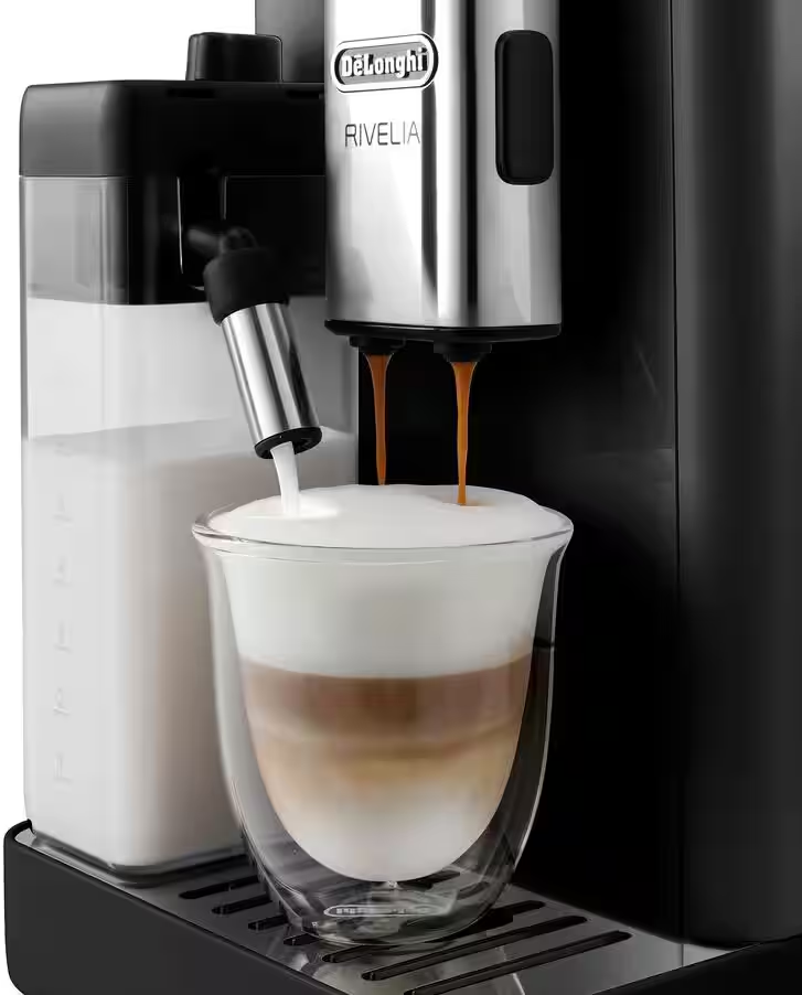 Eine Kaffeemaschine, die Kaffee und Milch in ein Glas abfüllt.