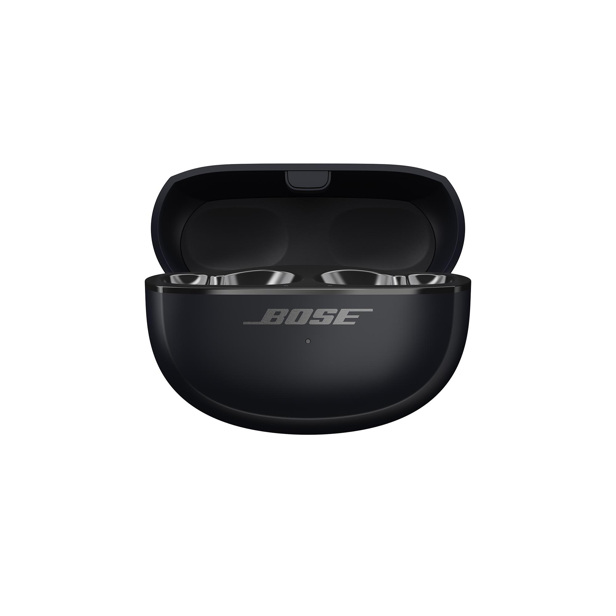 Schwarze Bose-Ohrhörer in einem Ladecase mit Bose-Logo.